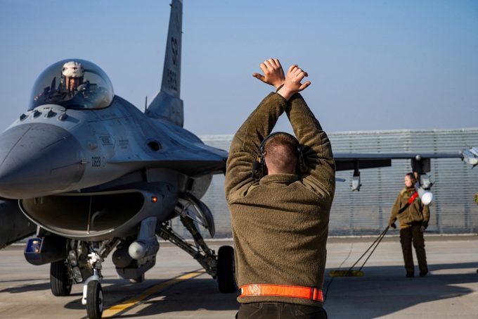 Piloții ucraineni au început antrenamentele pe F-16