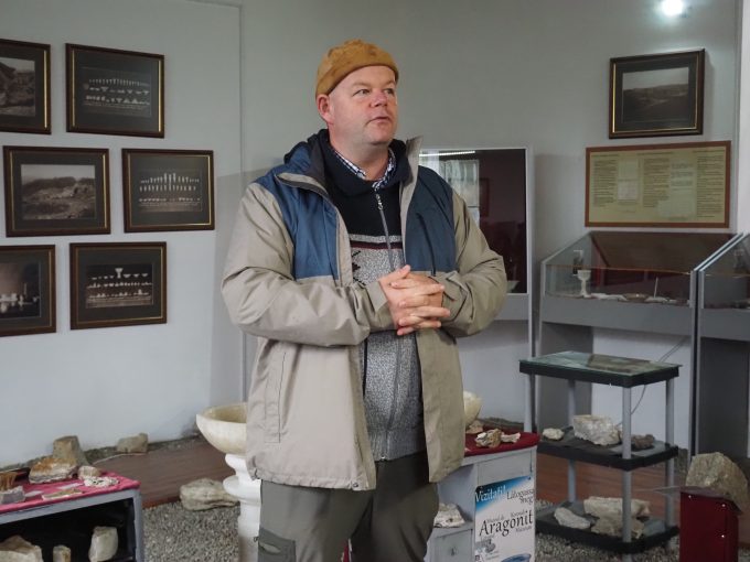 Harghita, Oxygen în stare pură! De la supa de fân la găluștele cu prune de la Erzsi / Hai să Eskaperdo! 9 Pal Zoltan, ghid și muzeograf, la Muzeul de Aragonit din Corund