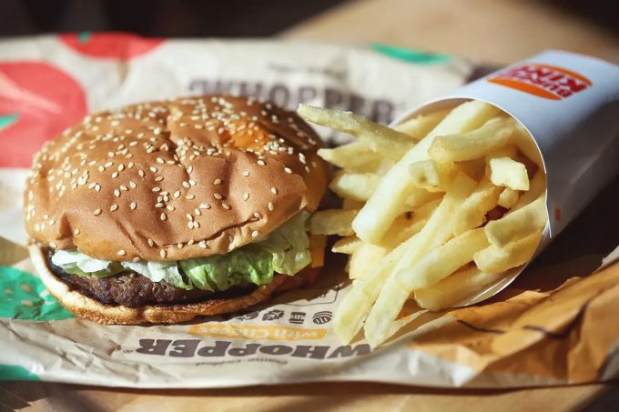 Burger King, dat în judecată. Ce probleme are sandvișul Whopper